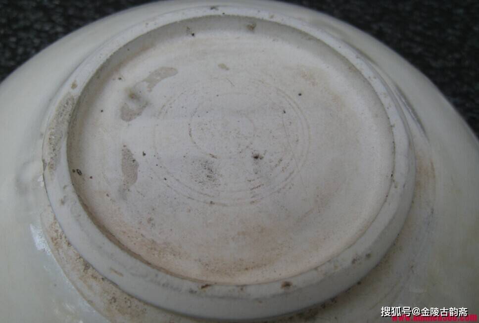 任何一个品种的高古瓷器,其断代均需从胎,釉,工艺,纹饰等各个方面