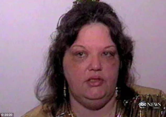 毛骨悚然！2岁被性虐，9岁被绑架，一个拴着铁链