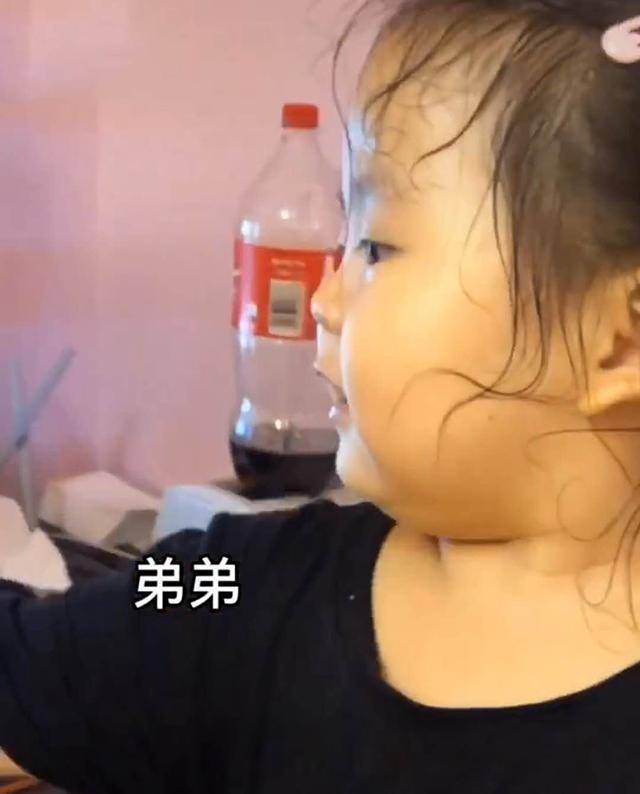 女儿一直想要弟弟，爸爸的啤酒肚被“寄予厚望”，妈妈直言自己解脱了