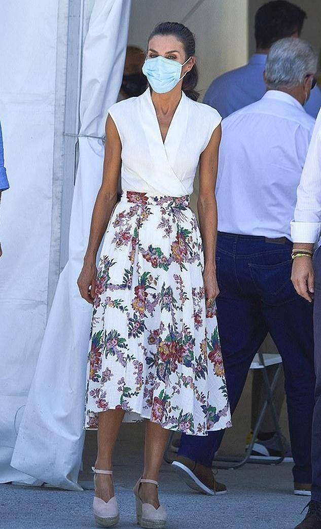 莱蒂齐亚|西班牙王后穿不腻印花裙！凯特心服口服，丑坡跟鞋愣是穿出精彩了