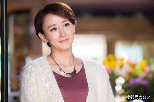 胡静罕发与儿子合照,43岁无皱纹很清纯,儿子继承颜值不像豪门爹