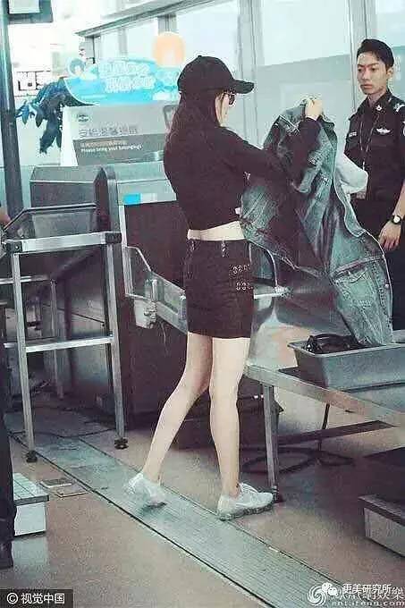 fa|杨幂的翘屁股竟然是垫的？都移位了！