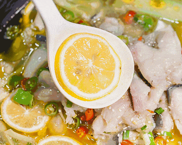 柠檬酸菜鱼 pickled fish with lemon 柠檬精&美味指数: 这是一道