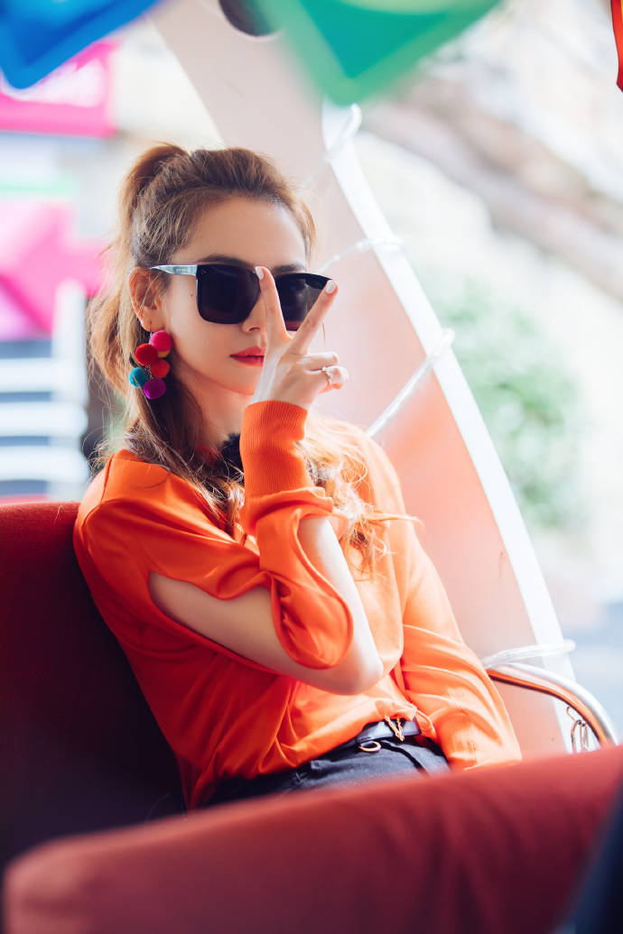 钻石|戚薇独家揭秘：一个爱美女生的终极梦想是获得了TA！