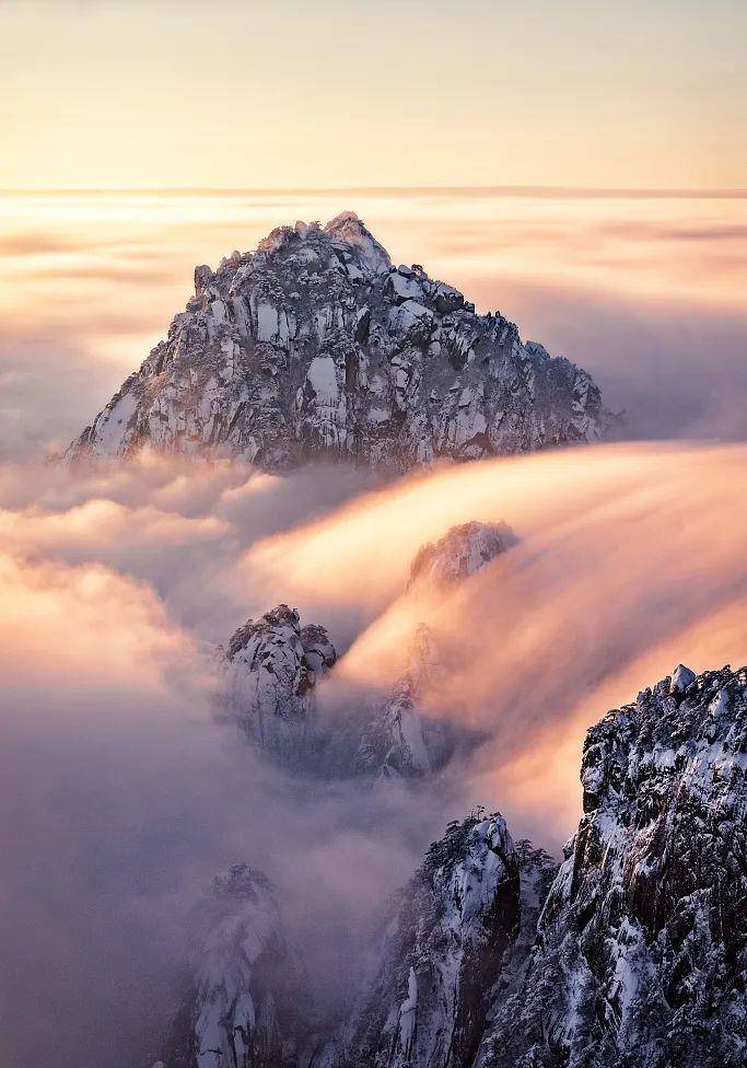 安徽省黄山市黄山区汤口镇黄山风景区   泰山 "会当凌绝顶,一览众山小