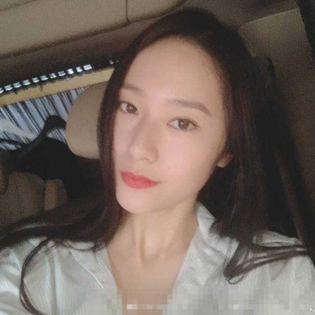 近照|原创减肥成功的郑秀晶近照,长发的她越来越清新温婉,气质都比以前好