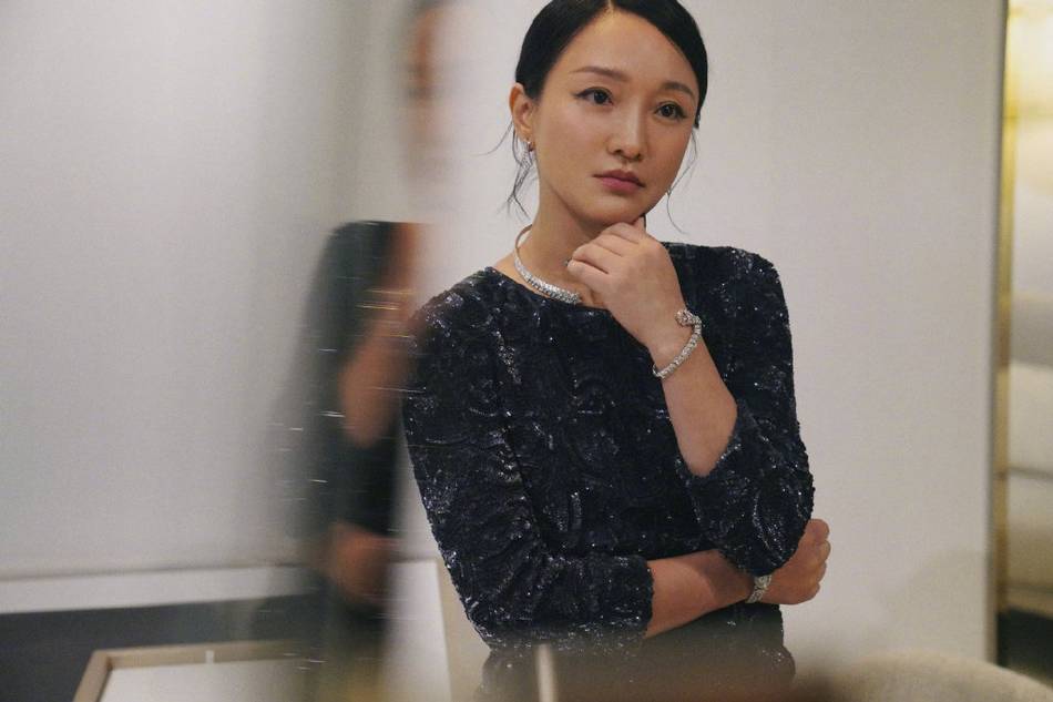 周迅|周迅拍写真神情严肃 展现成熟女性优雅魅力