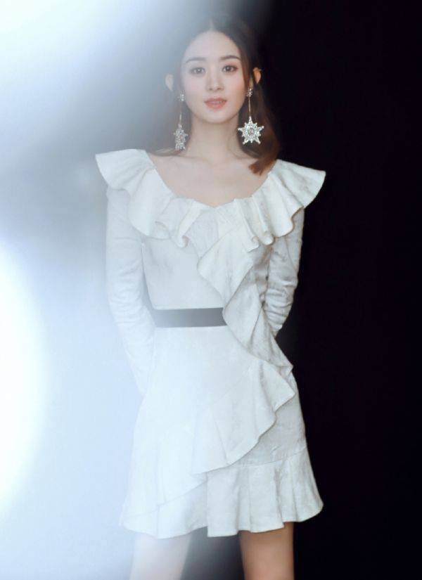 蝴蝶|赵丽颖当妈后终于开窍！穿性感黑裙露面，这“蝴蝶背”好不真实