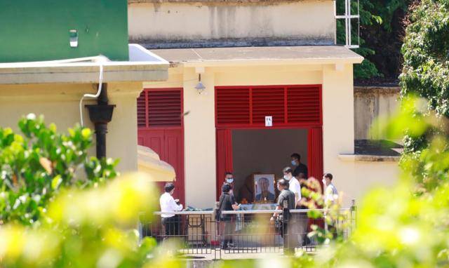 何猷君|原创赌王移灵仪式结束，何家人上香鞠躬拜别，何猷君心情激动转头拭泪