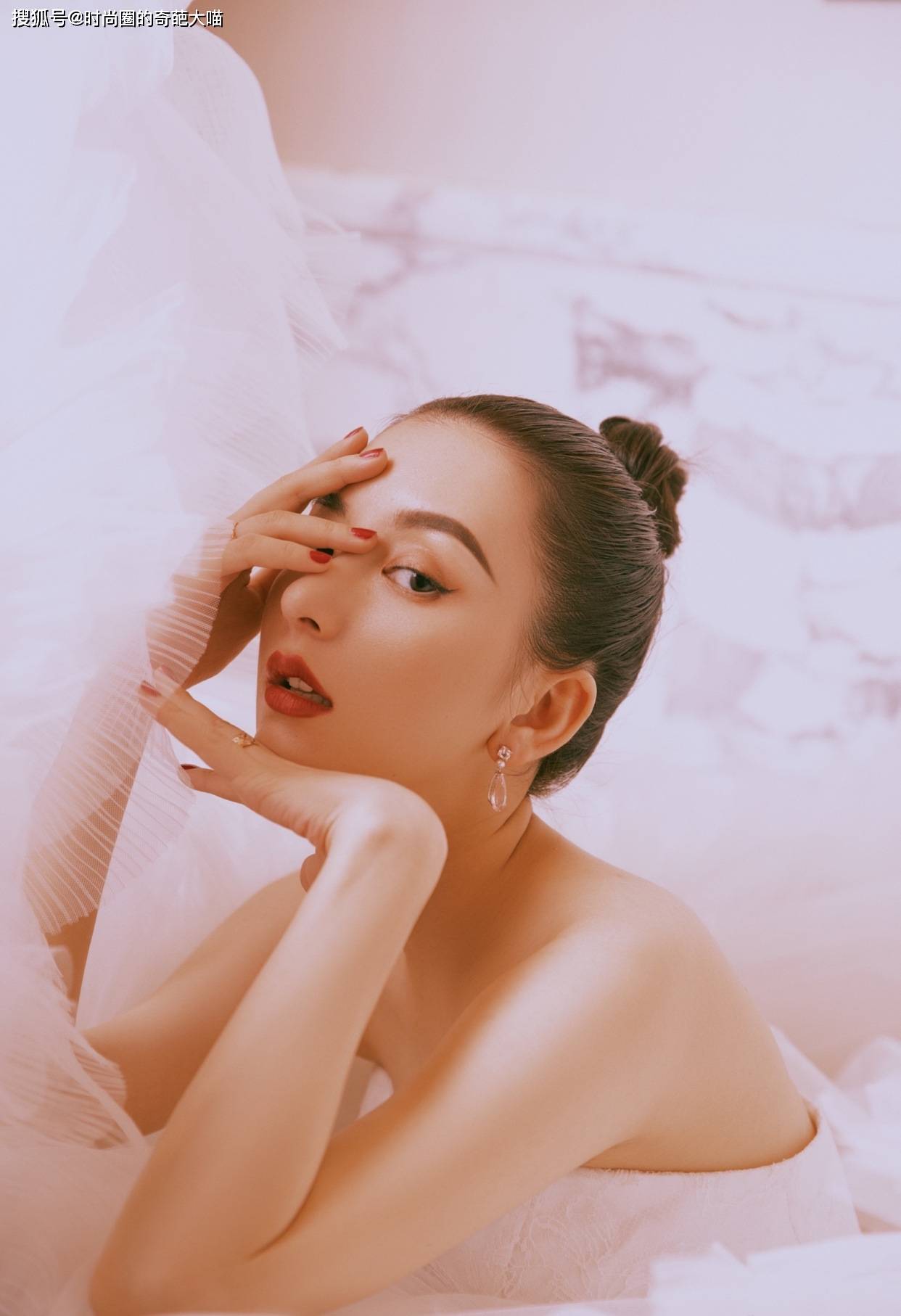 照学|方媛真是骨子里都透出富太气息，贵气妆容精致非凡，看了就想照学