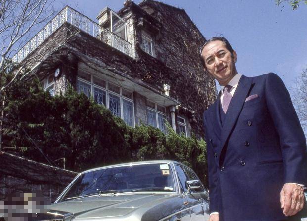 何猷君|原创赌王移灵仪式结束，何家人上香鞠躬拜别，何猷君心情激动转头拭泪