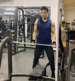 ▼ 动态图感受下他的身材状态 长得帅也就算了,肌肉还这么好 这分明是