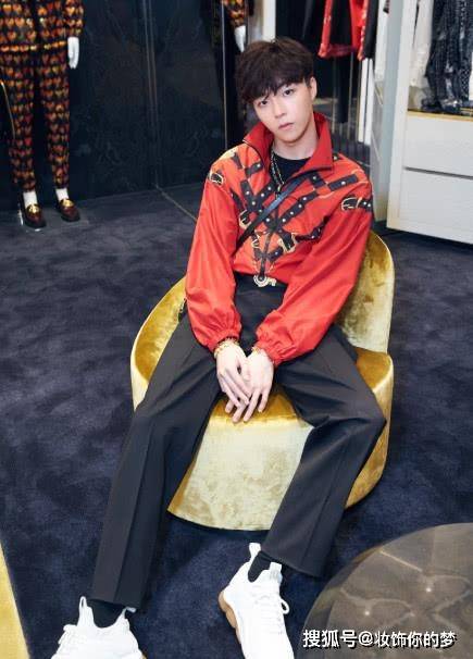 衬衫|陈立农终于改变了,穿艳色衬衫搭金项链似大佬,叫人看呆了