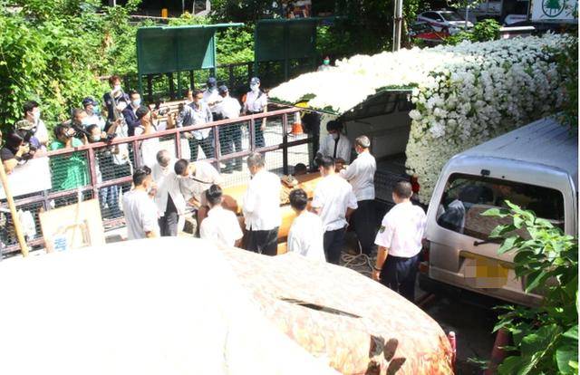 何猷君|原创赌王移灵仪式结束，何家人上香鞠躬拜别，何猷君心情激动转头拭泪