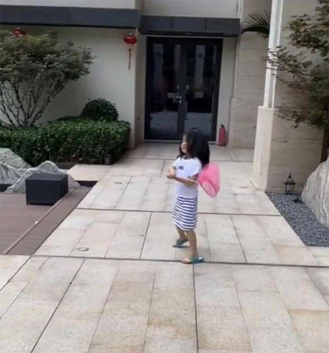 章子怡2亿豪宅曝光，游戏厅游泳池应有尽有，宠