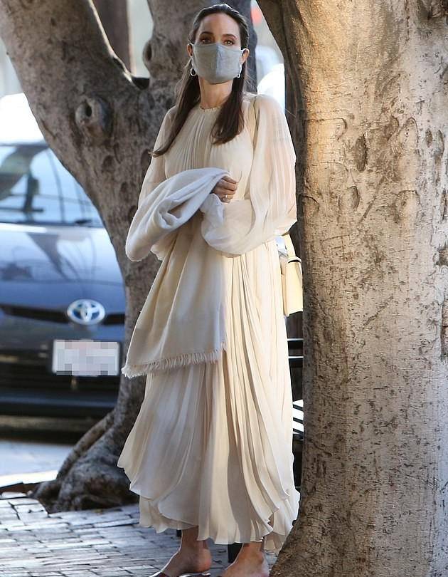 连衣裙|安吉丽娜朱莉现身被拍，白色连衣裙5万高价，堪称低调的奢华