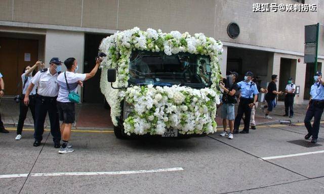 赌王灵柩移送义庄暂存，何猷龙捧亡父遗照，待