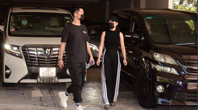 何猷君|原创赌王移灵仪式结束,何家人上香鞠躬拜别,何猷君心情激动转头拭泪