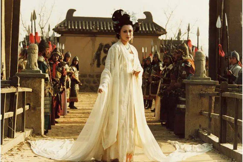 建群|除了演员还是设计师，这些剧的服装都是她设计的，温婉才女走了