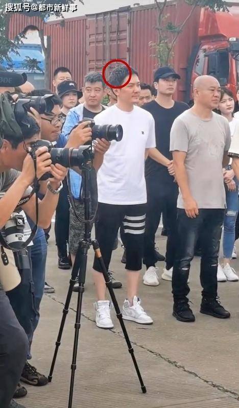 冯绍峰|冯绍峰身材发福成大叔：赵丽颖积极健身变少女，二人婚后似两辈人！