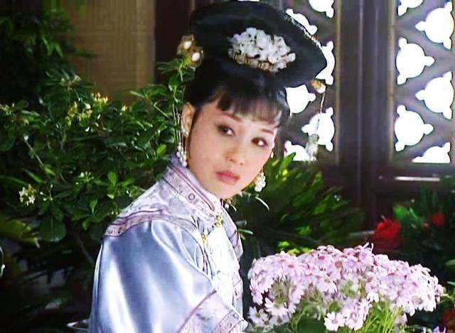 衣服|最美容妃李建群去世,设计的衣服高度还原历史,不愧第一古典美人