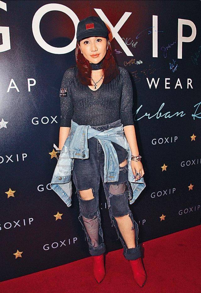 太水|赌王四太长女衣品太水，破洞裤配丝袜显低俗，牛仔衣拦腰穿不端庄