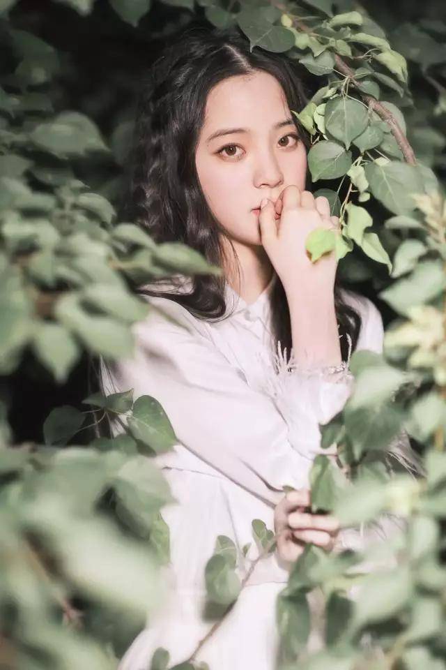 热巴|最美不过红唇锦衣？李沁凭它与热巴争艳，新一代直男女神太绝了！