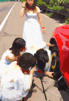 好厉害的一群伴娘,还会换轮胎