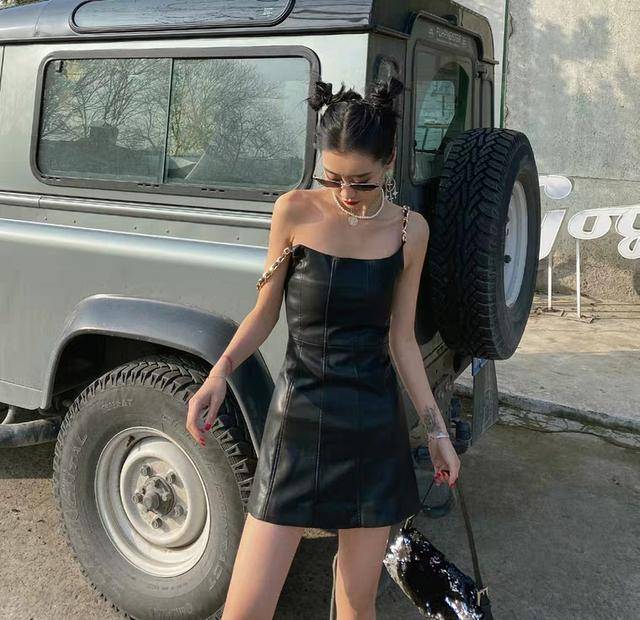 设计|还在穿淑女小香风？今年夏天更流行“炫酷风”，上身利落有型