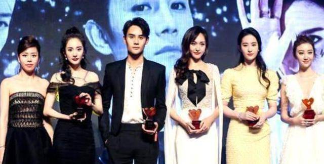 女星合影戏超多,林心如范冰冰合照表情亮了,唐嫣"躲着"杨幂