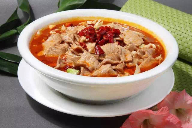 吃时肉嫩菜鲜 ,汤红油亮,麻辣味浓,最宜下饭