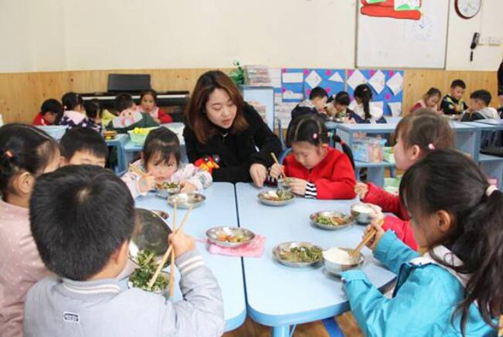 在家难伺候的挑食宝宝,到幼儿园却乖乖吃饭,原来抢着吃才香