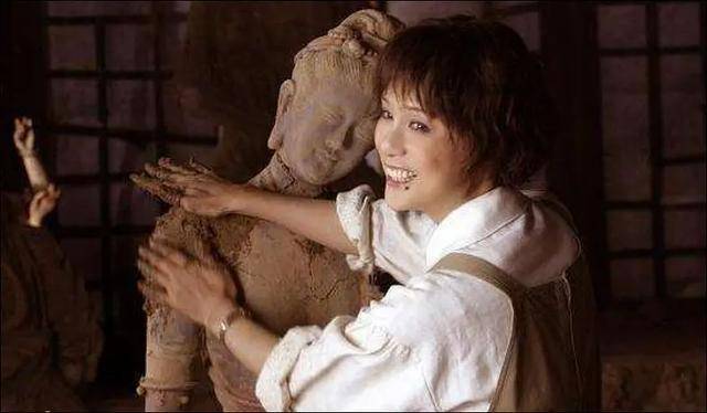 衣服|最美容妃李建群去世,设计的衣服高度还原历史,不愧第一古典美人