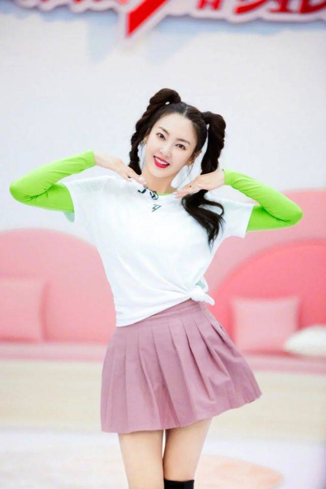 紫色|张雨绮越活越年轻，双马尾辫配紫色T恤少女感十足，不愧女团门面