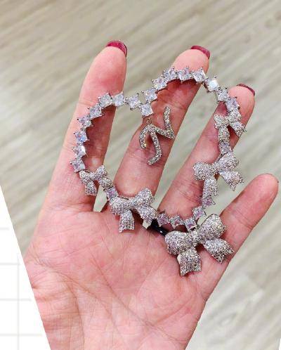 张萌|张萌晒姐姐们送的礼物：张雨绮宁静一出手就30万，吴昕好朴实