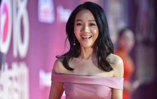 玲珑|47岁周群不见老，一袭粉裙身段玲珑气质好，不愧是安徽台一姐