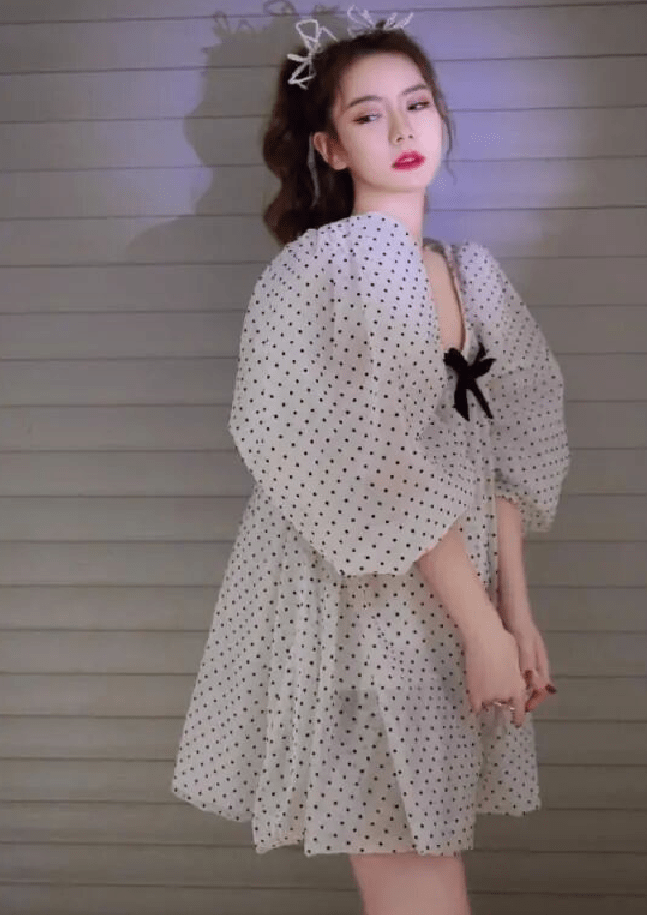 御姐|戚薇果然拥有超模气质，公主裙穿出御姐范，手的摆放成亮点