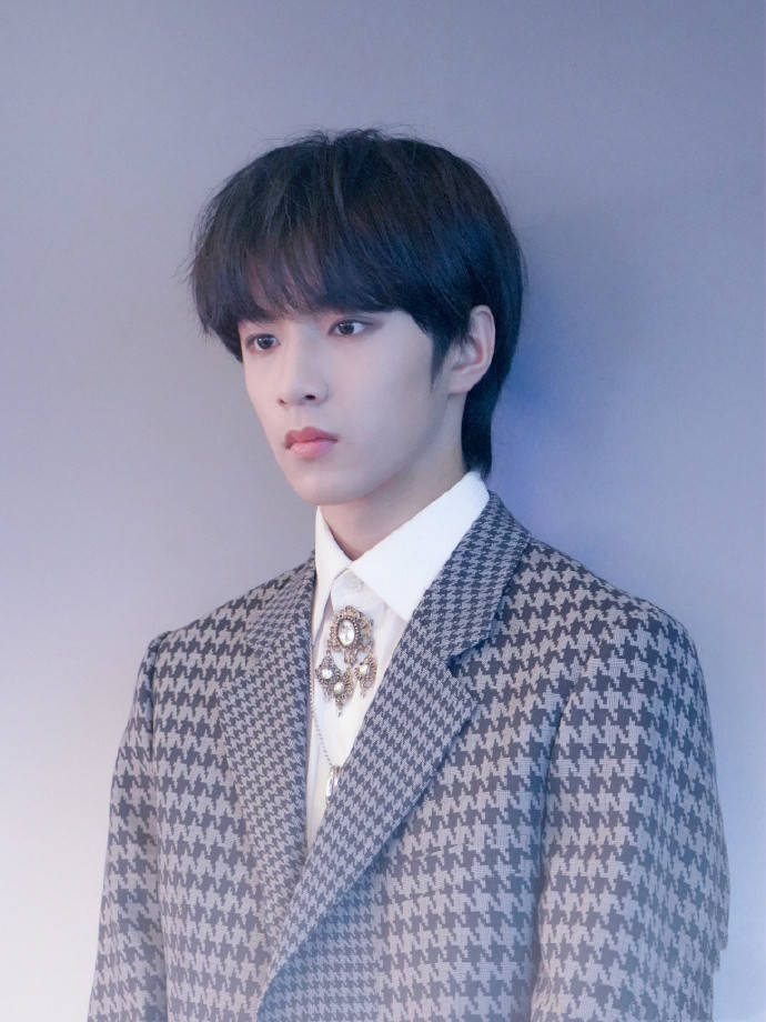 83的身高,尤其他的大长腿让他显得酷酷的,随便一条长裤就能衬托出来.