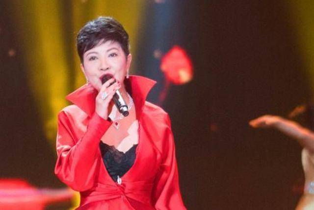 被外国男友骗三千万,二婚嫁小13岁“丑男”,现满脸玻尿酸