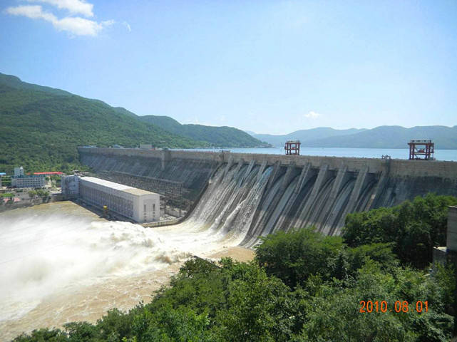 丰满水电站始建于1937年,是我国第一座大型水电站,被誉为中国"水电之