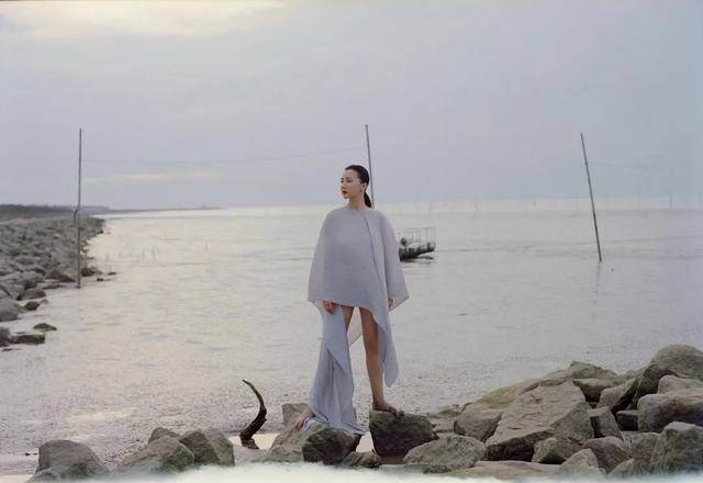 人生|从性感女神变为山间农妇，阿朵40年的人生从未被定义