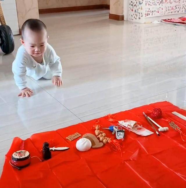 宝宝抓周，“吃货”本质暴露无遗，妈妈笑翻，网友：一生衣食无忧