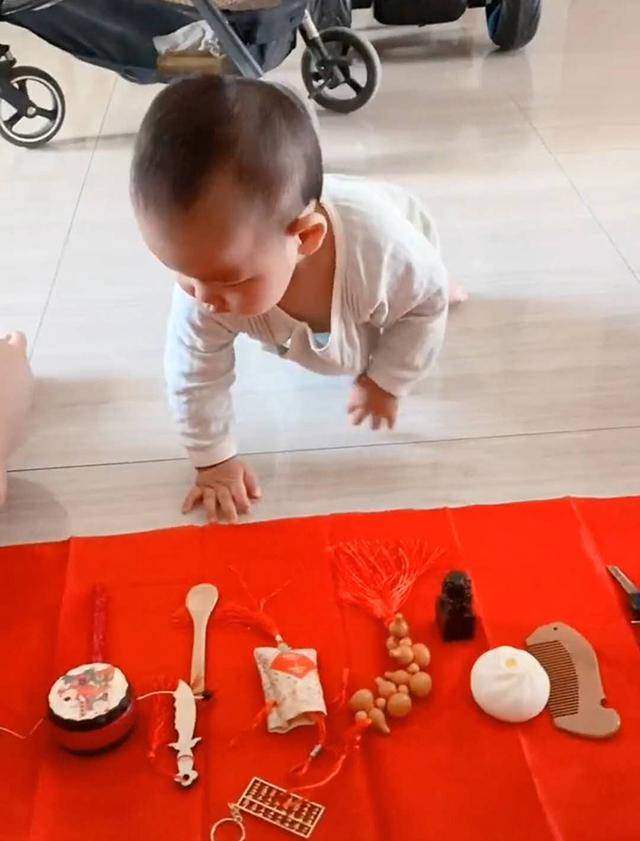 宝宝抓周，“吃货”本质暴露无遗，妈妈笑翻，网友：一生衣食无忧