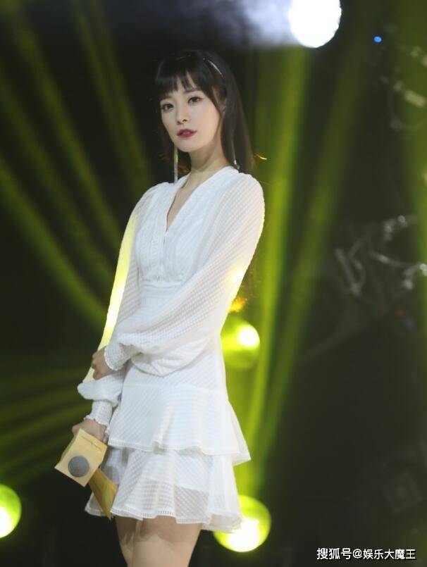 风云榜主持人因内涵丁当登热搜，被扒不止一次