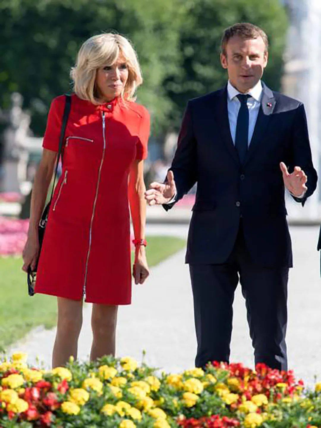 包秀大|67岁布里吉特放飞自我，拿名包秀大钻戒，没了教师身份更加洒脱！