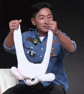 原创搞笑gif动态图:.不知道车祸怎么办,先劈个叉再说