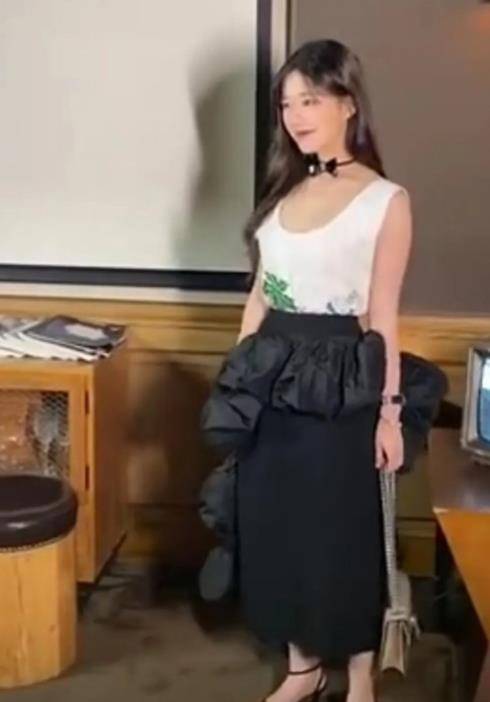 原创赵露思生图美上热搜后,网友扒出她的全身照,这身高是认真的吗?