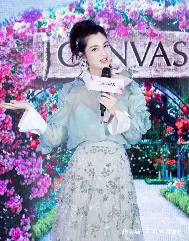 雕花|洪欣衣品突飞猛进!穿薄荷绿衬衫配雕花裙,露上身内搭洋气又高级