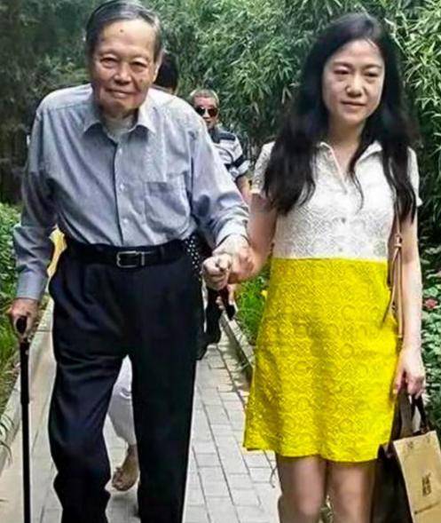 原创97岁杨振宁与43岁妻子翁帆出游,携手穿情侣装,结婚16年依旧恩爱
