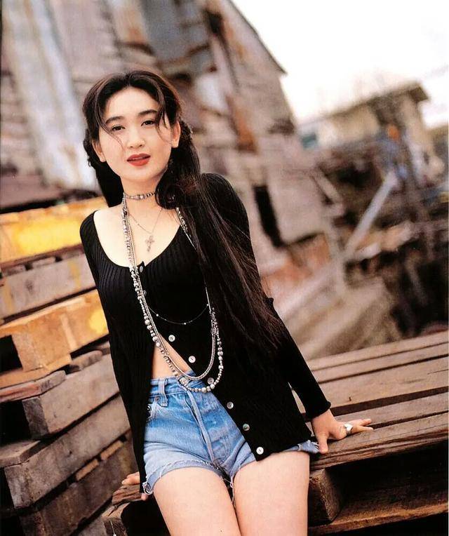 比基尼|53岁温碧霞穿比基尼，富豪老公被嘲黑又老，港风女神为显年轻太拼